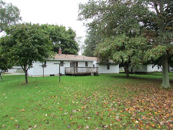 Backyard, deck off kitchen