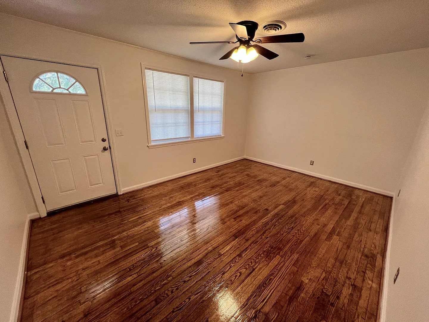 Charming Updated Brick Ranch in Southeast Columbia — Photo 2