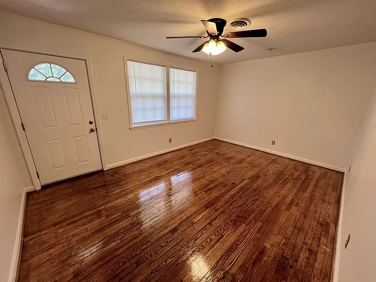 213 Kingnut Dr — Photo 2