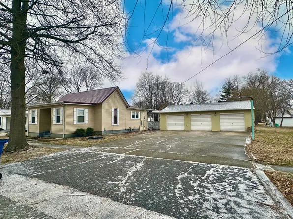 624 W 3rd St, Flora, IL 62839