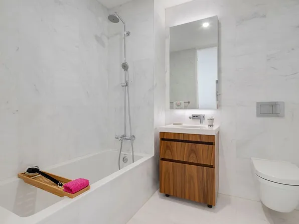 244 E 52nd St #3C, New York, NY 10022