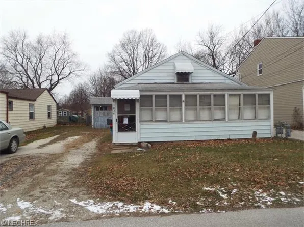 1034 Garden Rd, Willoughby, OH 44094