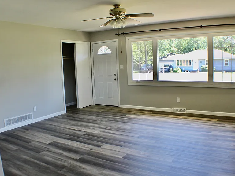 1907 W Austin Dr — Photo 8