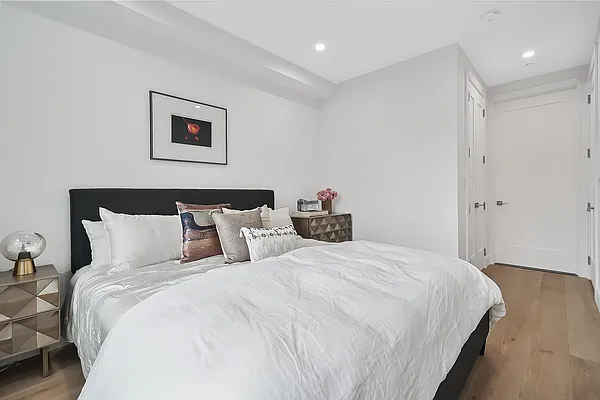 Sold by Avenue Sotheby's International Realty | media 17