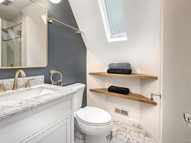 319 Oakland Beach Ave — Photo 16