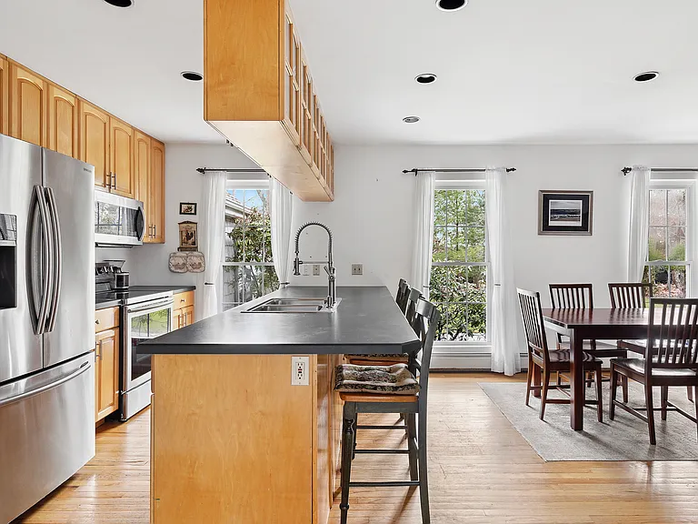 Laurel Ln — Photo 4