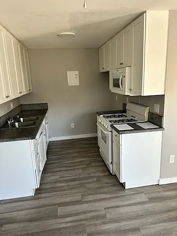 11906 Hart St — Photo 1