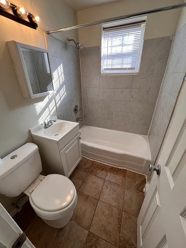 2 bed, 1.0 bath, $1,095 — Photo 3