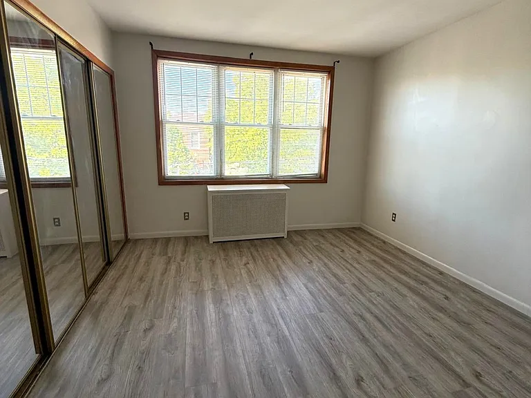 1722 Lurting Ave #2L — Photo 7