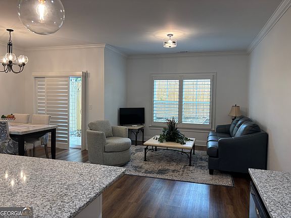 3rd image of 633 E 3rd St