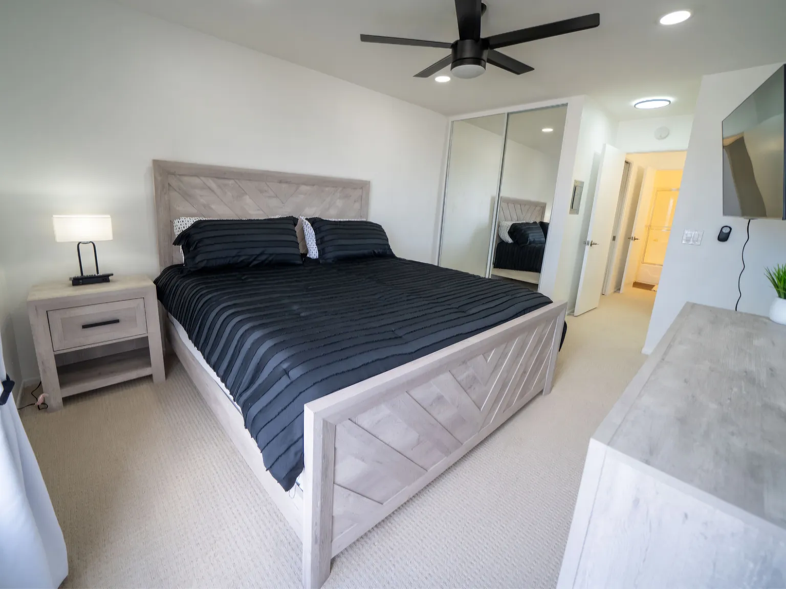 2 bed, 1033 sqft, $4,700 — Photo 2
