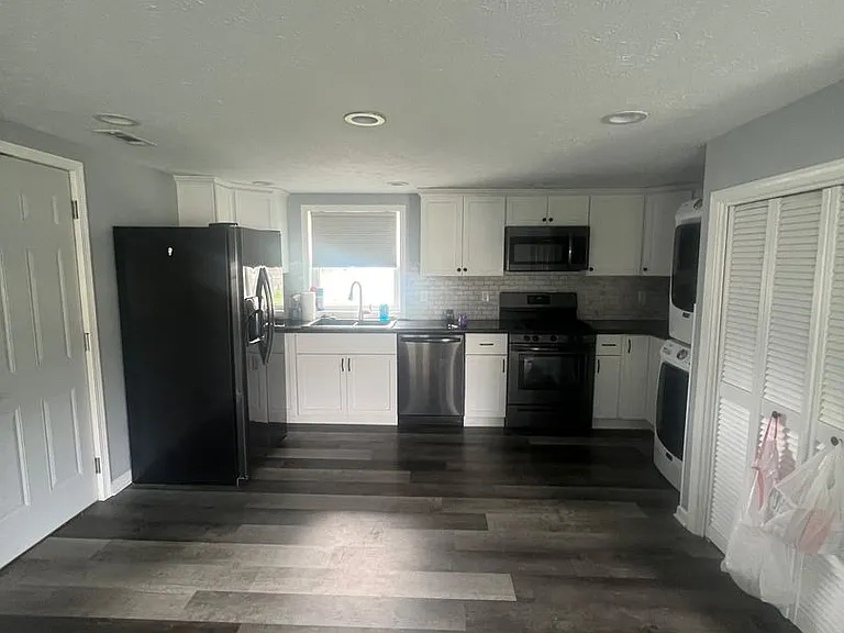 512 Blaine St — Photo 2
