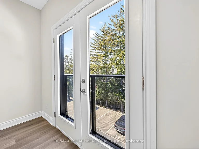 261 King St E #302 — Photo 18