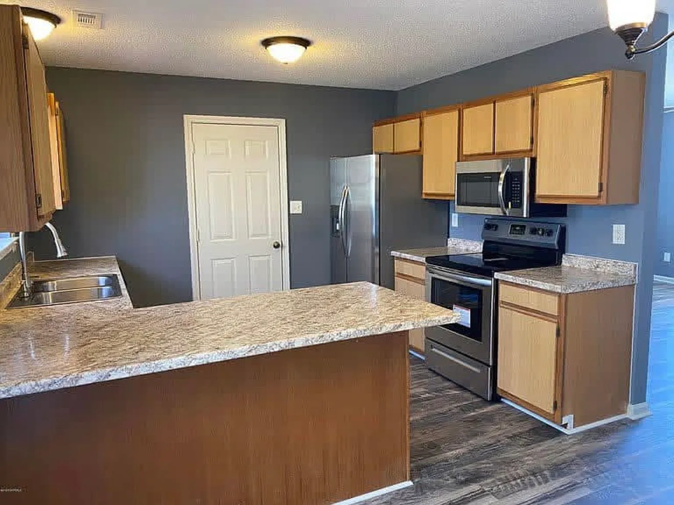 3 bed, 1093 sqft, $1,800 — Photo 3