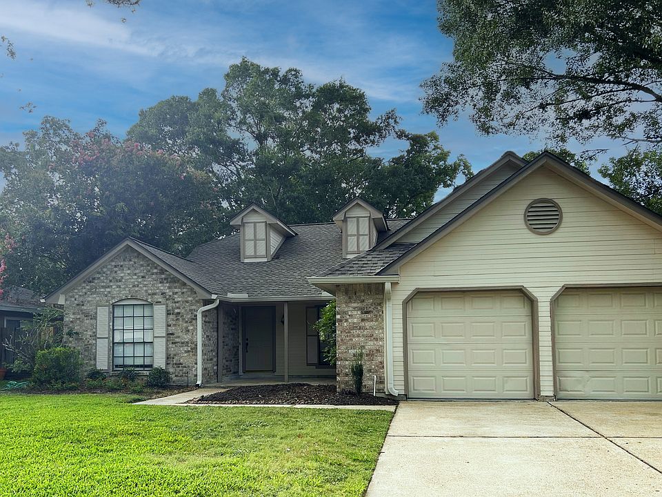 Beautifully maintained home at 2919 Twin Knolls Dr.