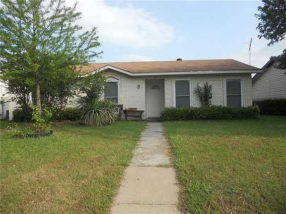 4th image of 806 Roaming Road Dr