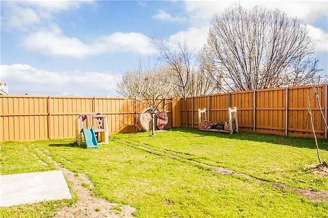 2nd image of 2609 Emerald Ln