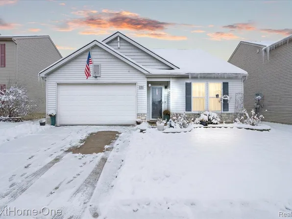 8564 Fox River Dr, Fowlerville, MI 48836
