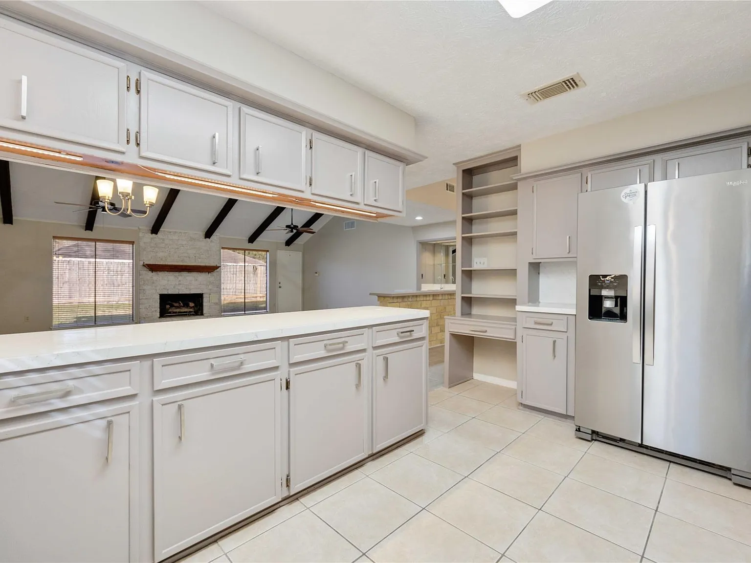 4 bed, 2.0 bath, 2505 sqft, $2,300 — Photo 2