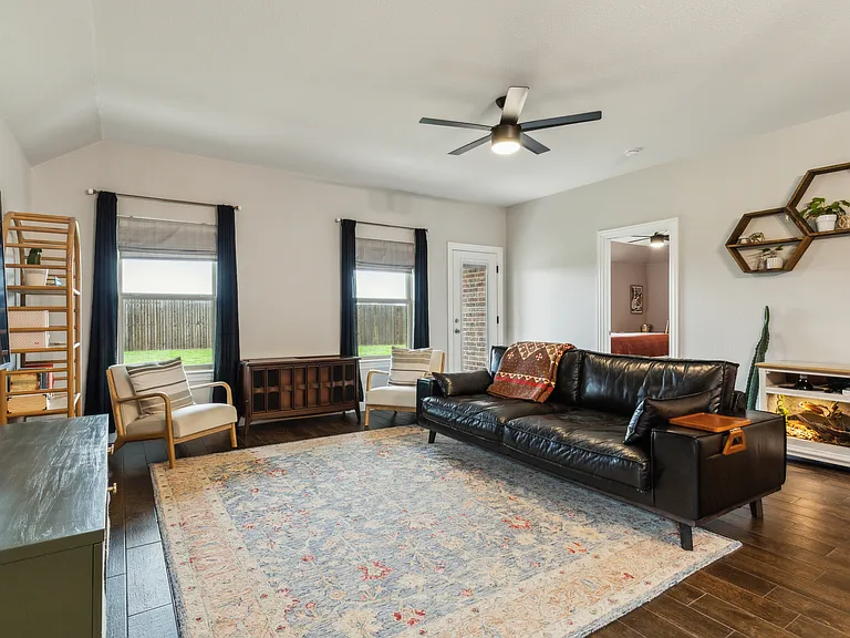 4018 Woodford Dr — Photo 11
