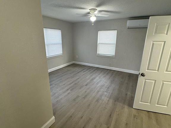 5th image of 710 Brack St