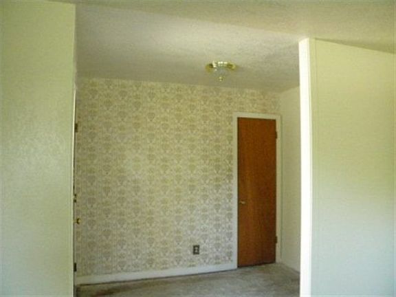 4th image of 3595 Kenwood Dr