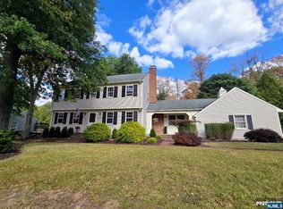 300 Merrywood Dr, Wyckoff, NJ 07481