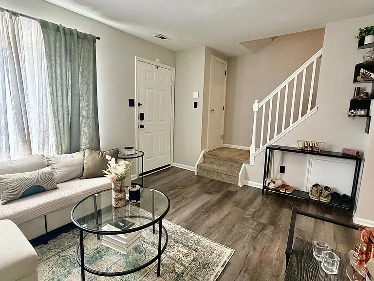 415 Strathaven Ct — Photo 4