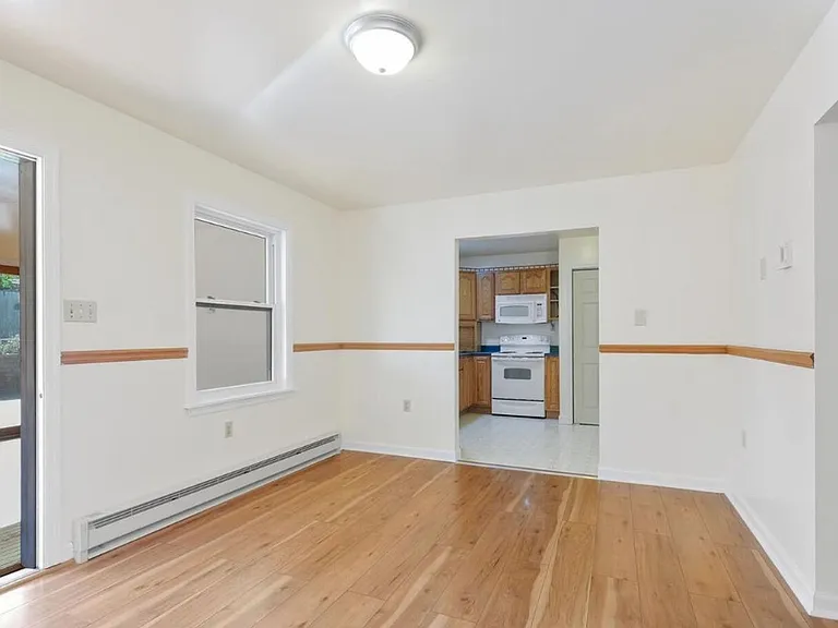 25 N Maple Ave — Photo 4
