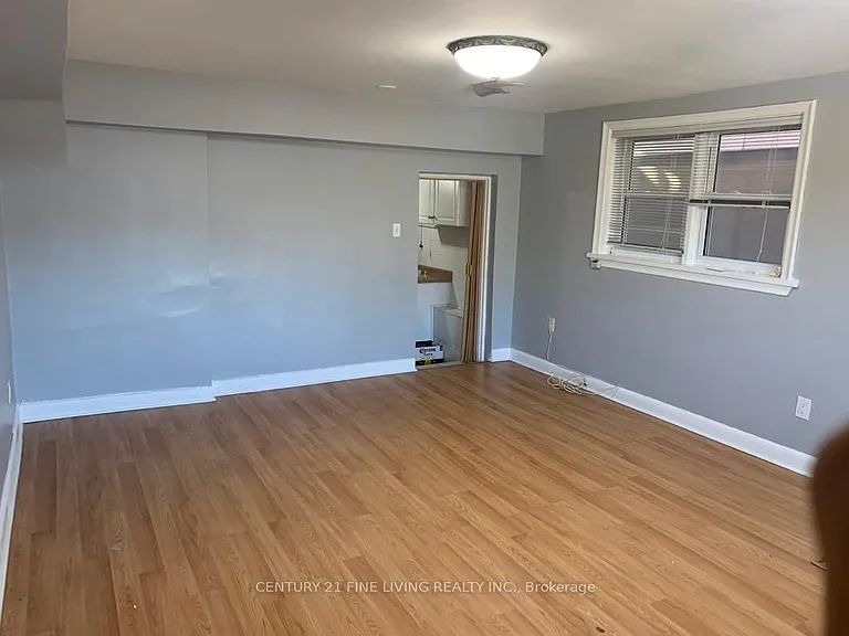 402 McRoberts Ave — Photo 2