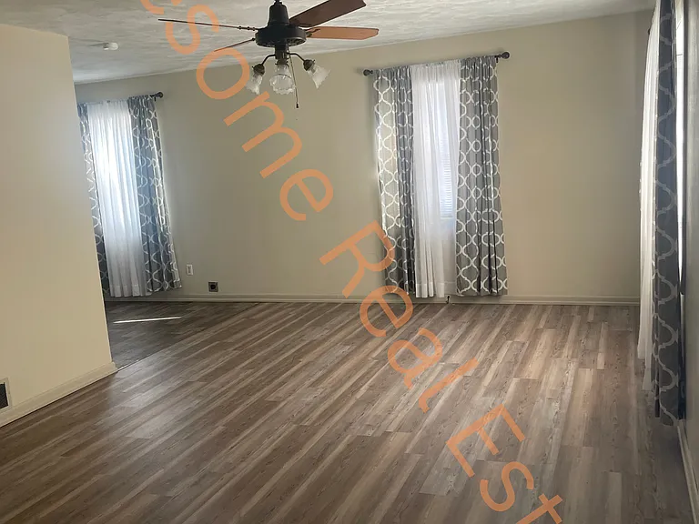 927 Lincoln Dr — Photo 2