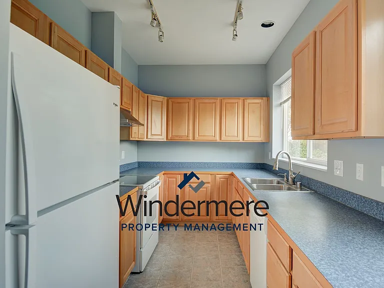 2480 N Bluff Rd — Photo 3