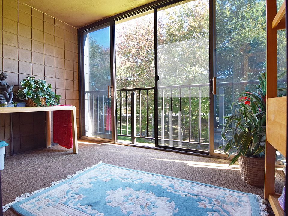 Enclosed Porch Off LR