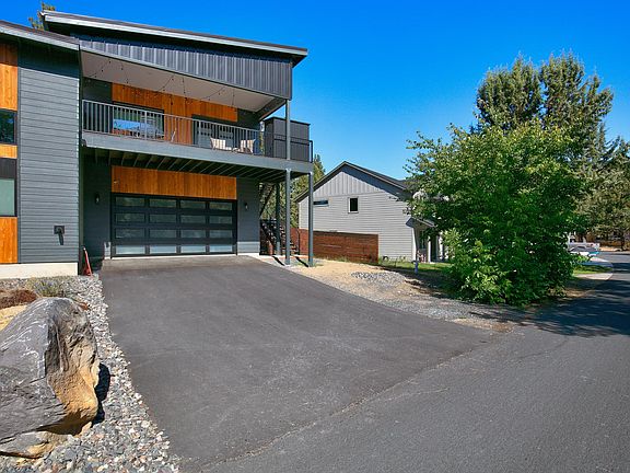 Front of Villa (Garage is not used and not included with rental of villa) Driveway parking for villa.
