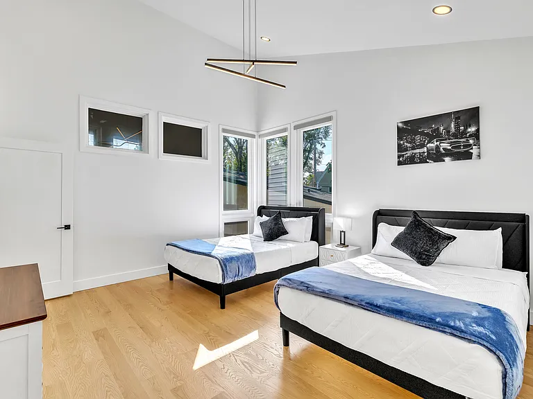 414 E Schiller St — Photo 9