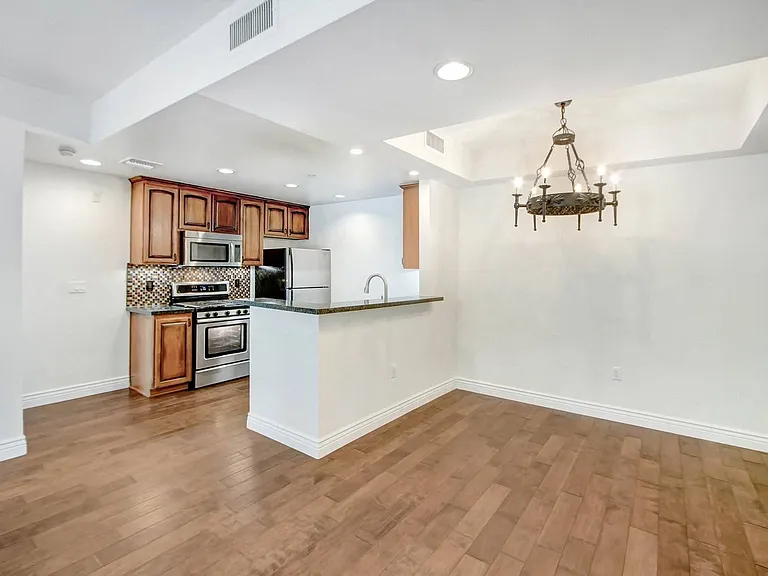 4410 Sepulveda Apartments — Photo 29