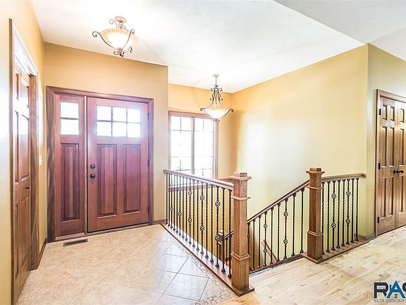 4th image of 8208 S Seven Oaks Dr