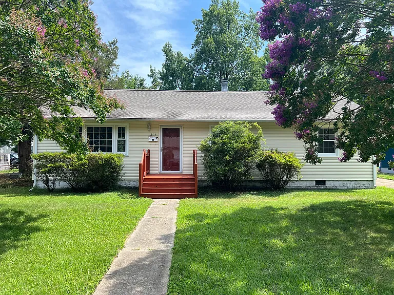 204 Woodhaven Rd — Photo 1