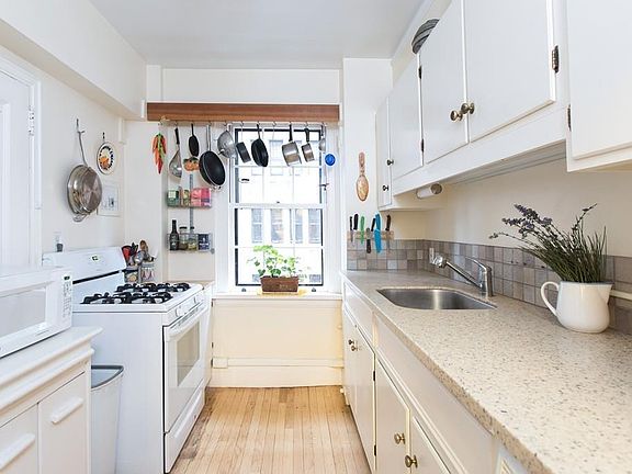 5th image of 989 Memorial Dr APT 292