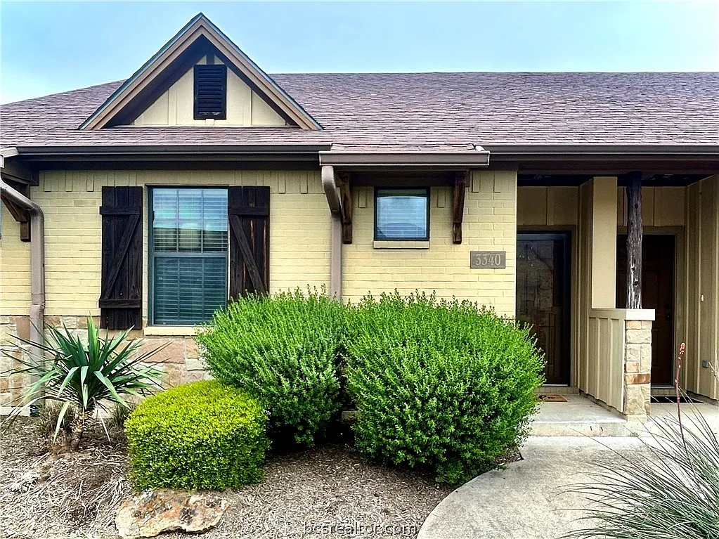 3 bed, 1267 sqft, $1,950 — Photo 1