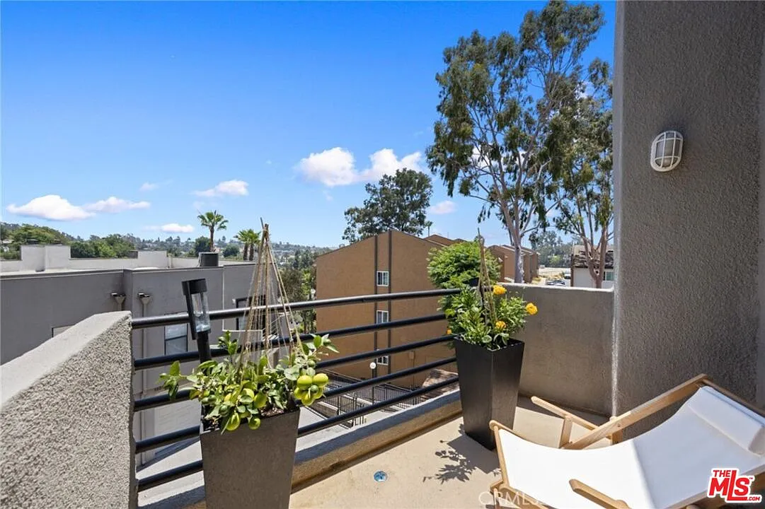 3 bed, 3.0 bath, 1545 sqft, $4,950 — Photo 3