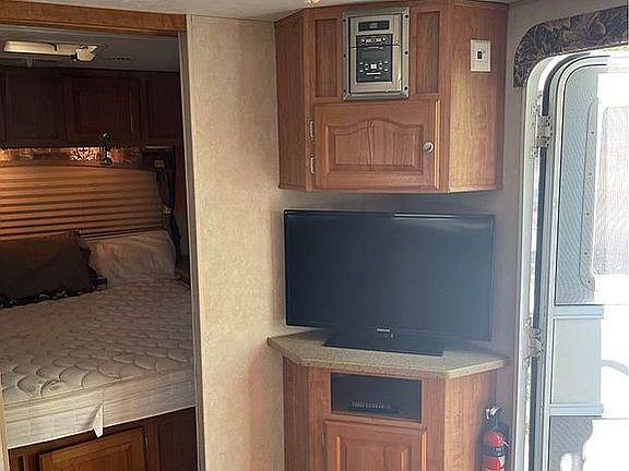 Queen bed, tv