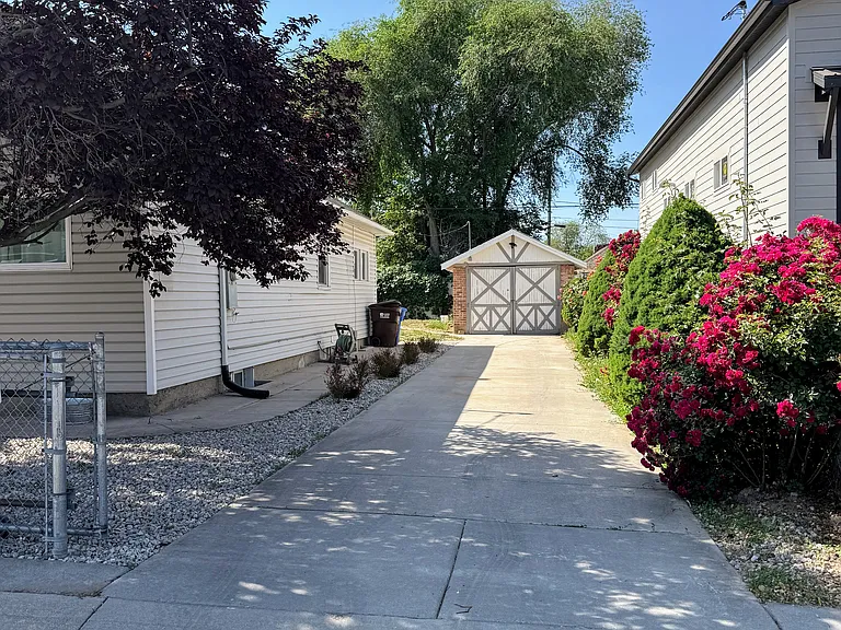 641 W 3rd Ave — Photo 15