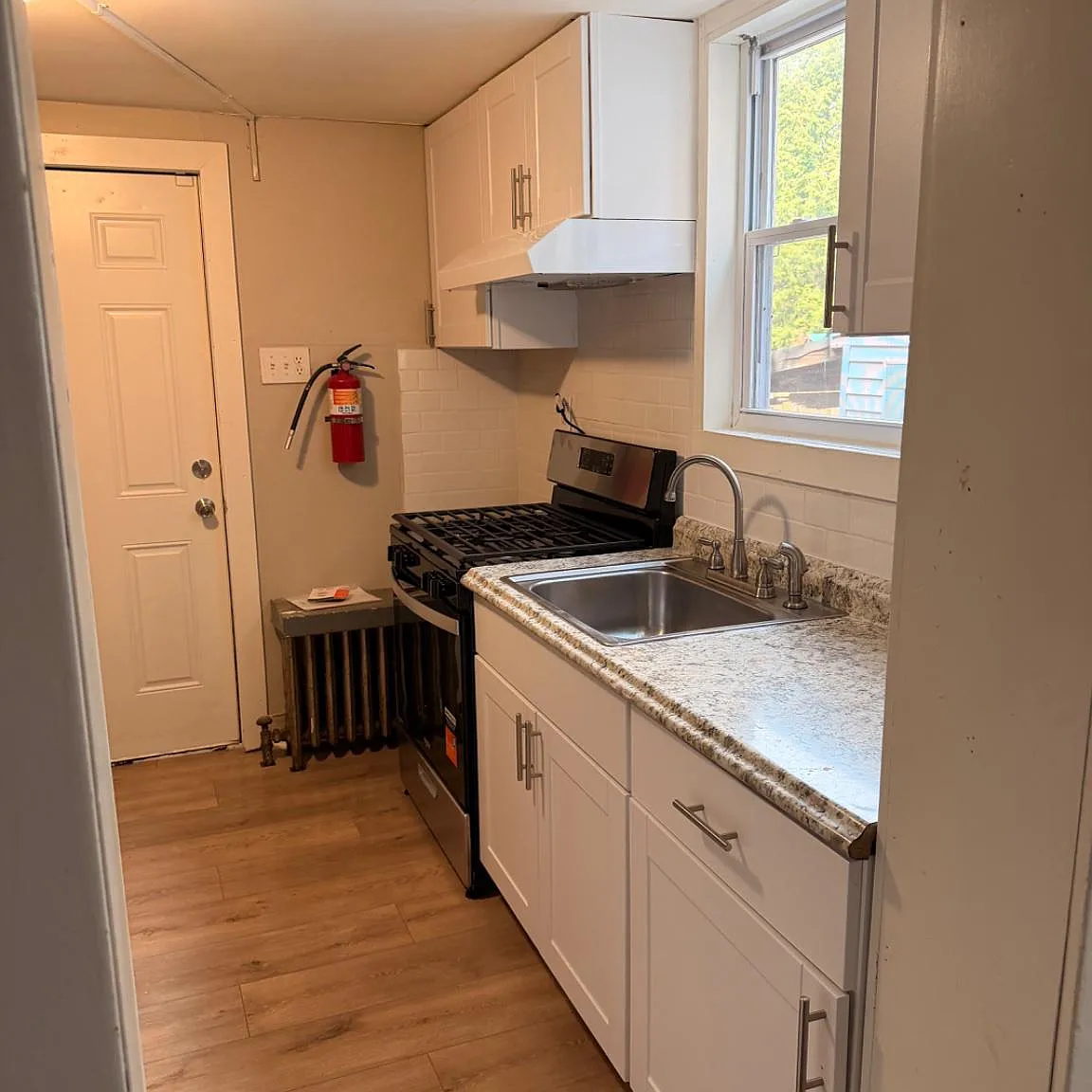3 bed, 1.5 bath, 1187 sqft, $1,950 — Photo 2
