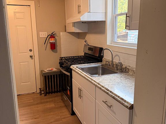 2nd image of 359 New St #1/2