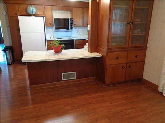 4th image of 22 Montraver Dr
