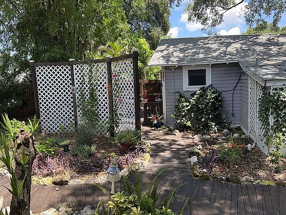2nd image of 402 E Hanna Ave