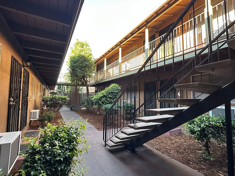 2508 L Street Classic Midtown Living — Photo 11