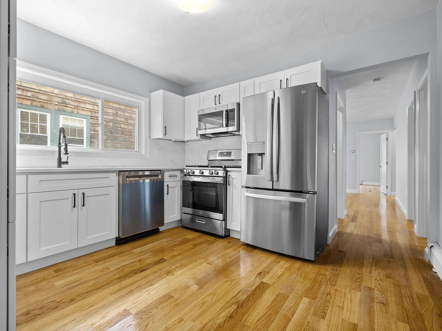 5 bed, 2.5 bath, 9999 sqft, $7,600 — Photo 1