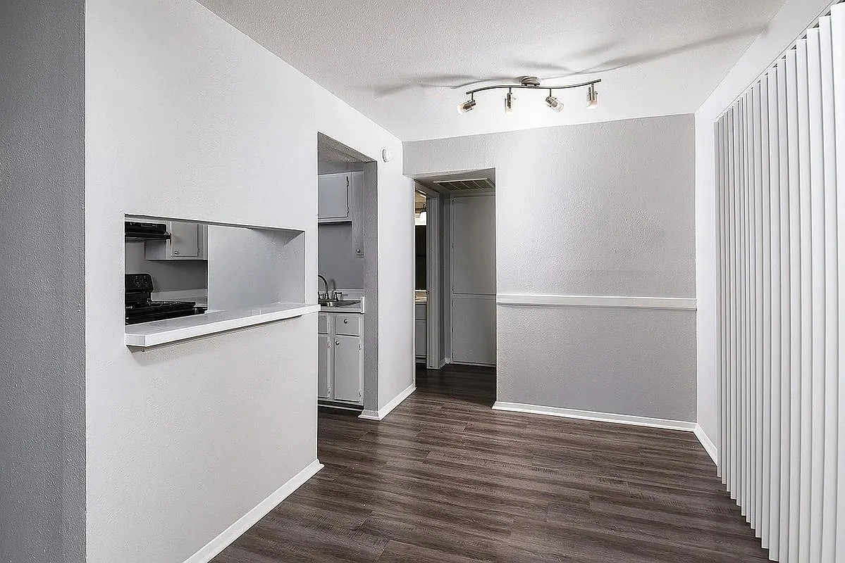 1 bed, 1.0 bath, 579 sqft, $1,085 — Photo 4